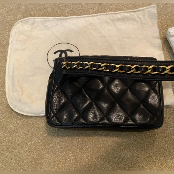 Chanel black quilted leather chained waist bag - Picture 4 of 11